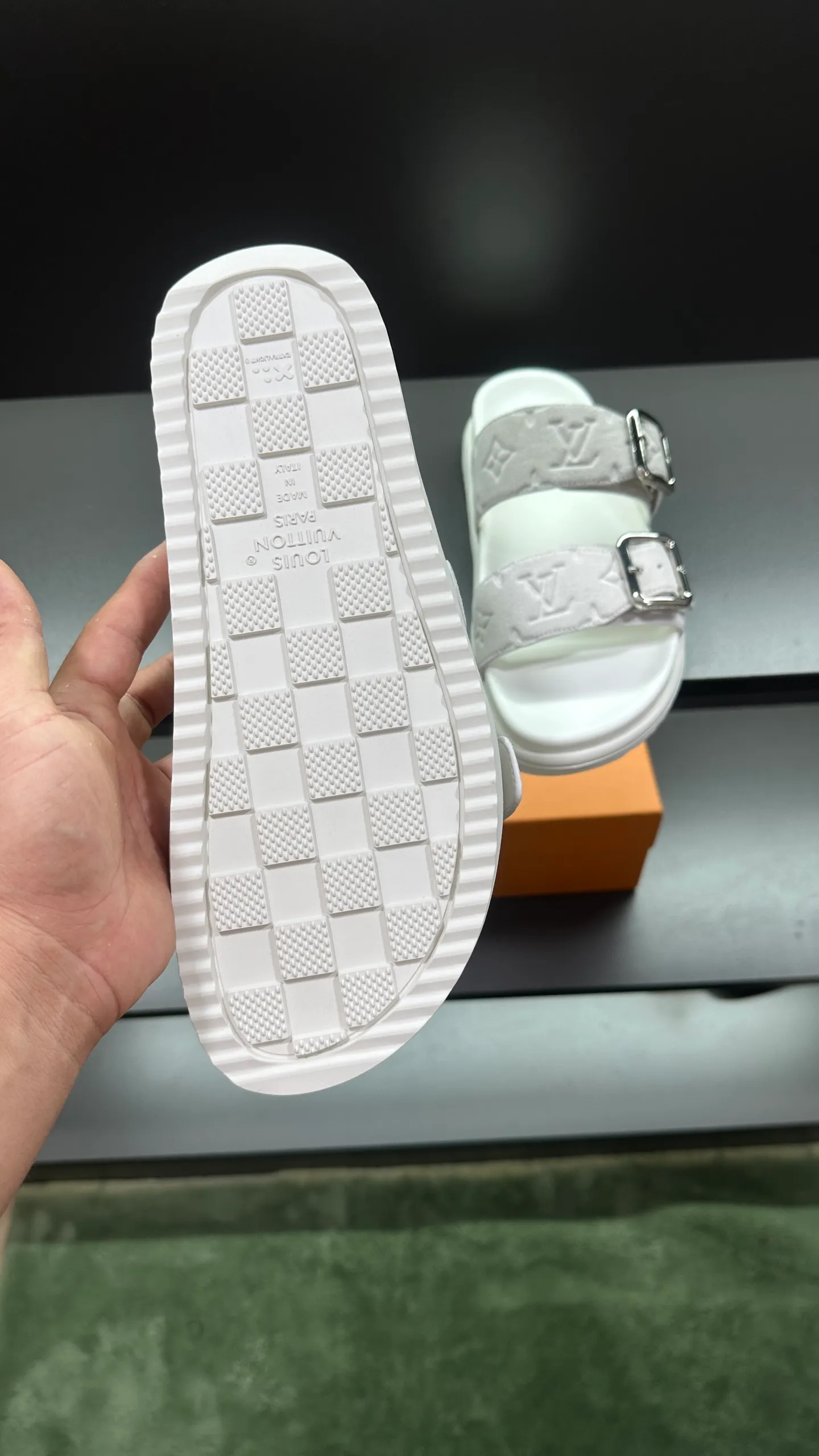 P320 🔍Top purchasing agent LV men's spring and summer slippers counter synchronized. The uppers are made of cowhide fabric imported from Italy, with logo graphics and high-quality craftsmanship. The soles are: original soles specially provided by the original factory. Exclusive molded soles are super comfortable. Original factory follow-up orders. 🔍🔍High quality. You can enter and exit the counter at will. Welcome to compare. Size 38-45